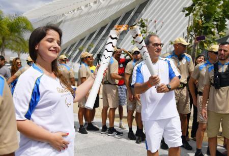 　パラリンピック開幕を前に、リオデジャネイロ市内で始まった聖火リレー＝６日（共同）