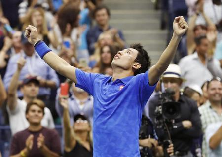 　テニスの全米オープン男子シングルス準々決勝でアンディ・マリーを破り、喜ぶ錦織圭＝７日、ニューヨーク（共同）