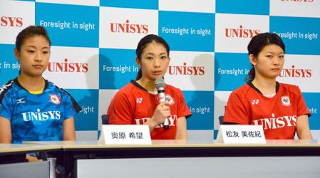 記者会見する（右から）高橋礼華、松友美佐紀、奥原希望＝８日、東京都