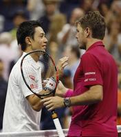 　男子シングルス準決勝でスタン・バブリンカ（右）に敗れた錦織圭＝ニューヨーク（共同）