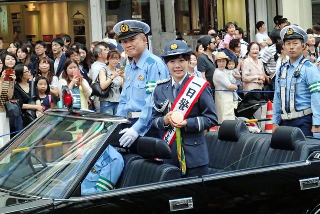 愛ちゃん１日警察署長で新宿パレード　結婚祝福の嵐も陣営ピリピリ　囲みは中止に