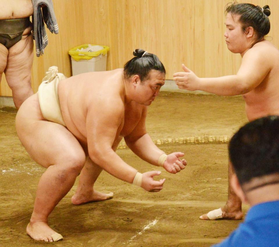 　朝稽古で立ち合いの動きを確認する稀勢の里（左）