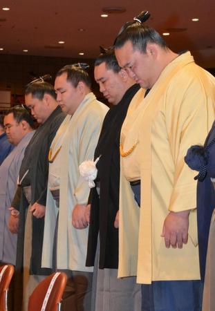 　土俵祭りで並ぶ（右から）稀勢の里、日馬富士、鶴竜ら＝両国国技館