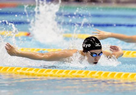 成年女子４００メートルメドレーリレー決勝に出場した東京の第３泳者・星＝盛岡市立総合プール