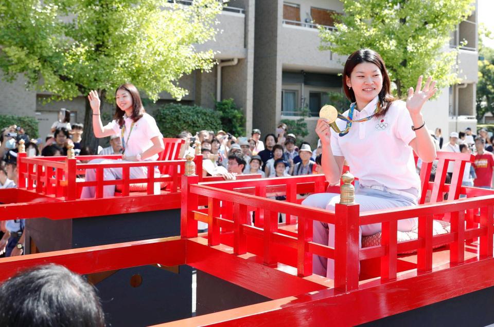 　凱旋パレードで手を振る、リオ五輪バドミントン女子ダブルス金メダリストの松友美佐紀（左）と高橋礼華