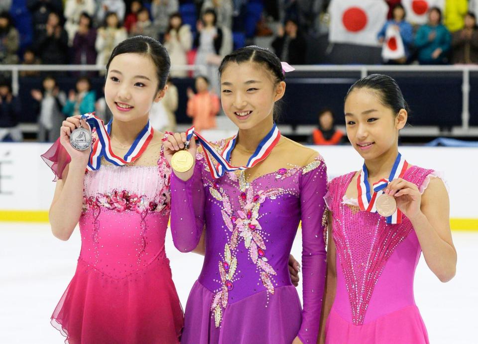 優勝した坂本花織（中央）と２位の本田真凜（左）、３位の山下真瑚＝新横浜スケートセンター