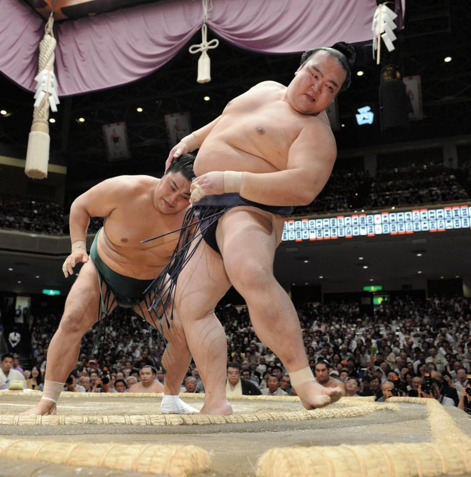 隠岐の海（後方）に寄り切りで敗れた稀勢の里＝両国国技館（撮影・開出牧）