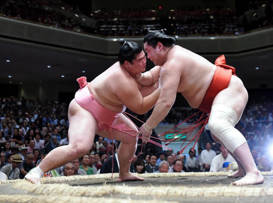 土俵際で青狼（右）の攻めに耐える宇良和輝＝両国国技館