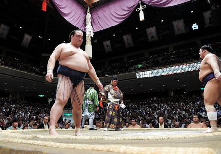 押し出しで下した栃煌山（右端）をにらみつける稀勢の里＝両国国技館（撮影・開出牧）