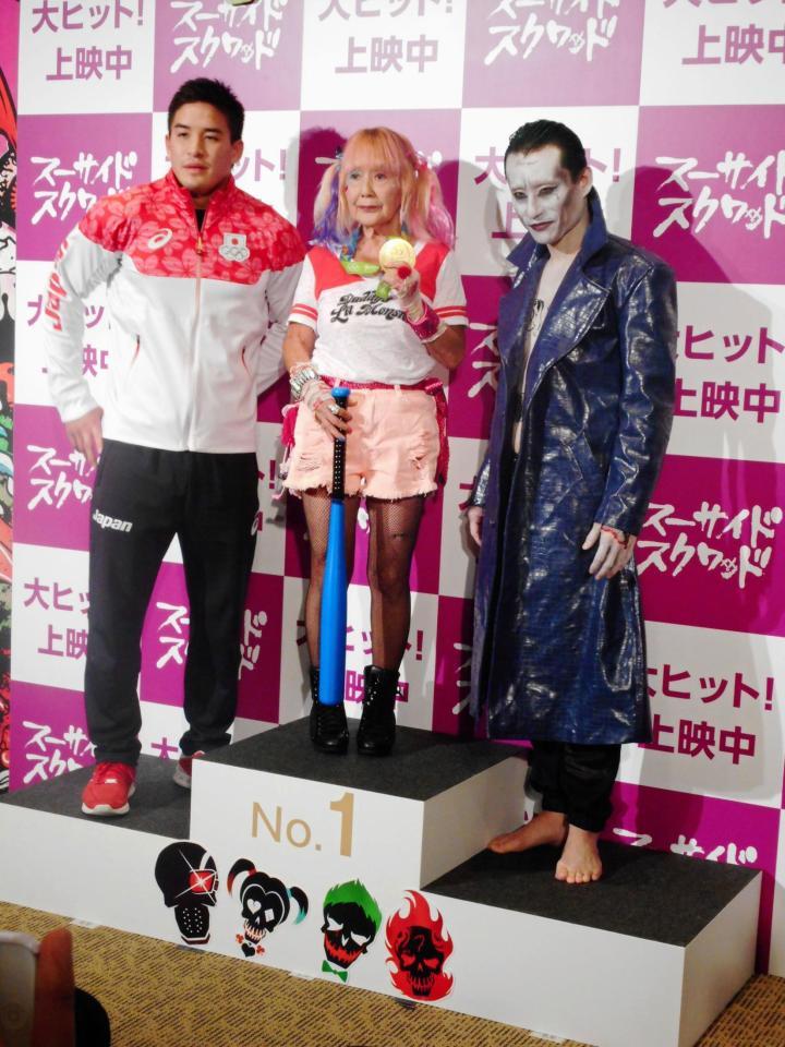 映画「スーサイド・スクワッド」のＰＲイベントに登場した（左から）ベイカー茉秋選手、祖母の小林リナさん、なだぎ武＝東京・西新橋のワーナー・ブラザース映画試写室