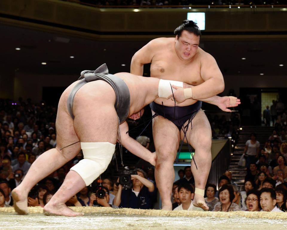 栃ノ心に渡し込みで敗れた稀勢の里＝両国国技館（撮影・棚橋慶太）