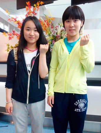 　卓球のアジア・ジュニア選手権に向けて出発する伊藤美誠（左）と平野美宇