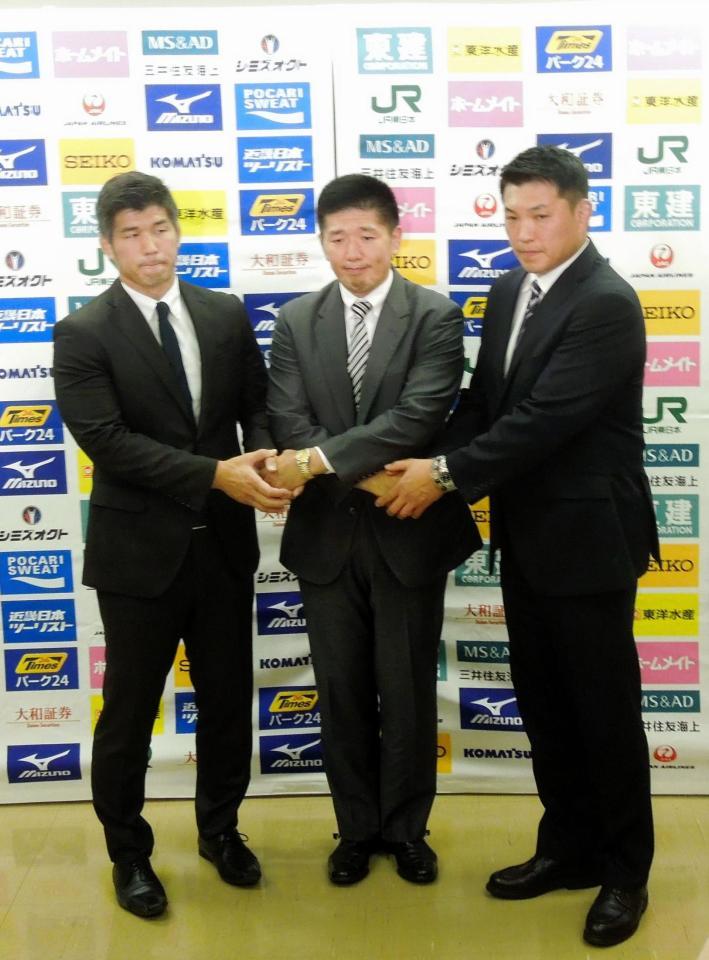 　強化委員長に決まった金野潤氏（中央）と女子監督に決まった増地克之氏（右）、男子の井上康生監督