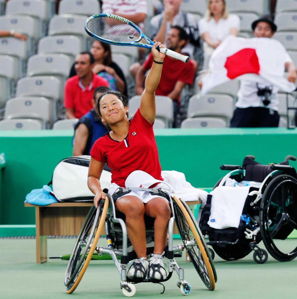 　女子シングルス３位決定戦でオランダ選手に快勝し、笑顔で歓声に応える上地結衣（共同）