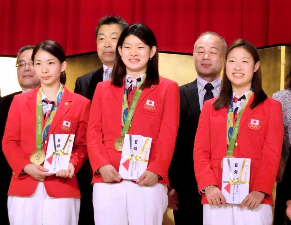 　報奨金を手にした（前列左から）松友、高橋、奥原