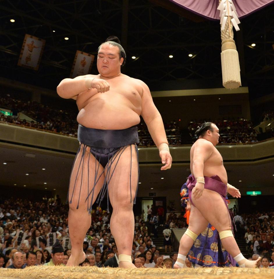 宝富士（右奥）を寄り切り２敗キープの稀勢の里＝両国国技館