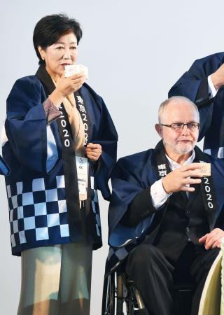 　ジャパンハウスで行われたレセプションで乾杯する、東京都の小池百合子知事（左）とＩＰＣのクレーブン会長＝１７日、リオデジャネイロ（共同）