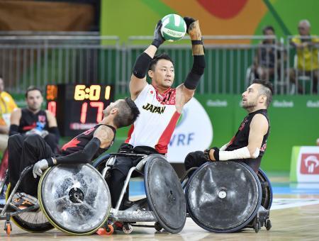 　日本-カナダ　パスを出す池＝リオデジャネイロ（共同）