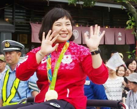 　三重県松阪市で凱旋パレードするレスリング女子の土性沙羅選手＝１９日午後