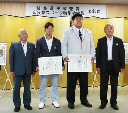 　奈良県民栄誉賞を授与されたリオ五輪柔道男子の大野将平選手（左から２人目）と、県スポーツ特別功労賞のパラリンピック柔道男子の正木健人選手（同３人目）＝２０日午後、奈良県庁