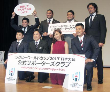 　ラグビーＷ杯のトークショー後、写真に納まる日本代表の選手ら＝２０日、東京都港区