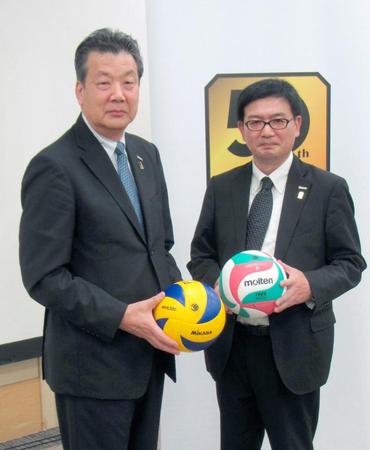 　新リーグ創設の構想を発表し、写真撮影に応じる日本バレーボールリーグ機構の嶋岡健治会長（左）と佐藤直司副会長