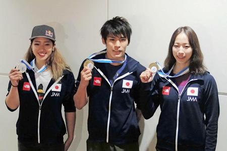 　スポーツクライミング世界選手権から帰国した（左から）野中生萌、楢崎智亜、野口啓代