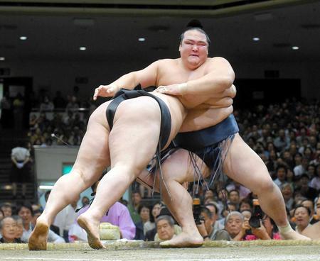 　豪栄道に渡し込みで敗れた稀勢の里（撮影・堀内翔）