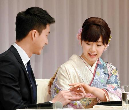 　夫の江宏傑（左）から結婚指輪をつけてもらう福原愛