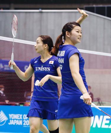 　女子ダブルス２回戦で台湾組に勝利し、声援に応える高橋礼（右）、松友組。準々決勝に進んだ＝東京体育館