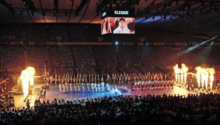 　Ｂリーグ開幕を前に行われたセレモニー。ど派手な演出でＡ東京と琉球の選手が登場