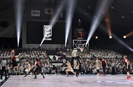 　開幕したバスケットボール男子のＢリーグのＡ東京-琉球戦。光線やＣＧが試合を華やかに彩った＝２２日、東京・国立代々木競技場