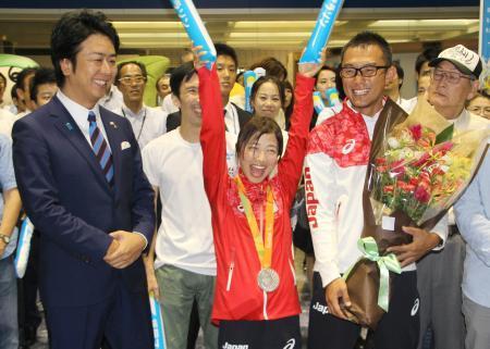 　福岡市役所に高島宗一郎市長（左）を表敬訪問した、リオ・パラリンピックの視覚障害者マラソン女子で銀メダルを獲得した道下美里選手（中央）＝２３日午後