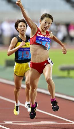 　女子１万メートル　３１分５９秒１２で優勝しガッツポーズの松田瑞生。奥は２位の加藤岬＝ヤンマースタジアム長居