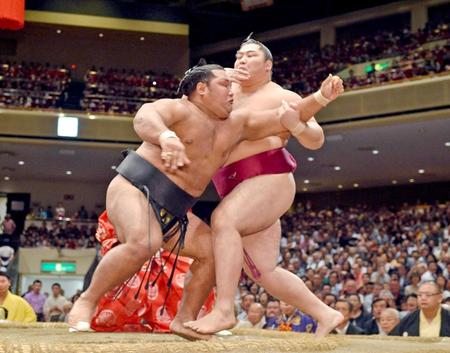 　遠藤（右）がとったりで松鳳山を破る