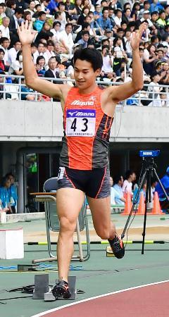 　男子２００メートルで優勝し喜ぶ飯塚翔太＝ヤンマースタジアム長居