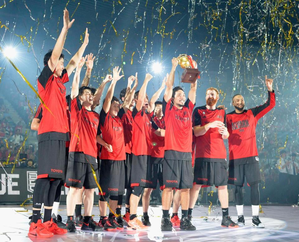 開幕２連勝を決め、トロフィーを掲げて喜ぶＡ東京の選手たち＝国立代々木競技場
