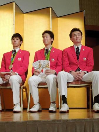 リオ五輪の祝勝会で、日本卓球協会から報奨金３００万円を贈られた水谷隼（中央）