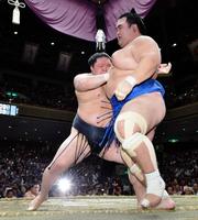 琴奨菊（右）を寄り切り全勝優勝を決めた豪栄道＝両国国技館（撮影・佐々木彰尚）