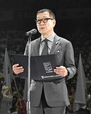 　２２日、東京・国立代々木競技場でＢリーグの開幕を宣言する大河正明チェアマン