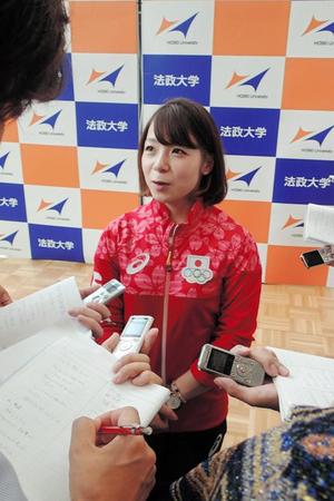 現役続行に前向きな姿勢を見せた三宅宏実＝法大市ヶ谷キャンパス