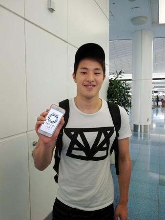Ｗ杯中東シリーズに出発した瀬戸大也。４年後に向けて、リオから帰国後は東京五輪のエンブレムをスマホの待ち受け画面にしている＝羽田空港