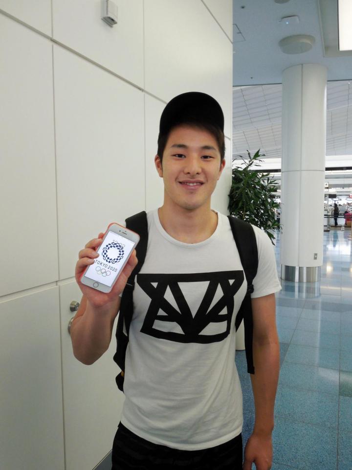 Ｗ杯中東シリーズに出発した瀬戸大也。４年後に向けて、リオから帰国後は東京五輪のエンブレムをスマホの待ち受け画面にしている＝羽田空港