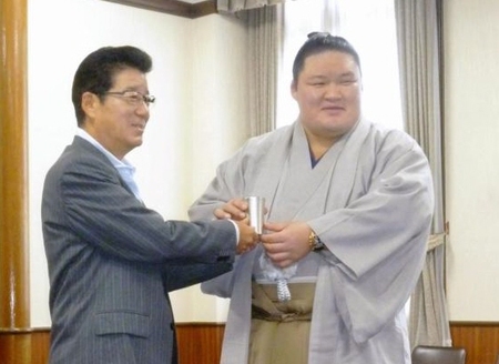 松井知事（左）から感動大阪大賞の記念品を受け取る豪栄道