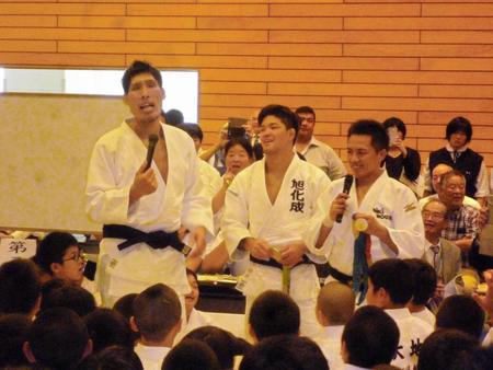 少年柔道大会で五輪の金メダルを披露する野村忠宏（右）、大野将平（中央）。左は篠原信一（撮影・荒木司）