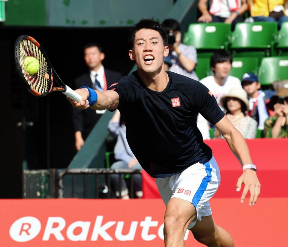 練習でボールに飛びつく錦織圭＝有明コロシアム（撮影・棚橋慶太）