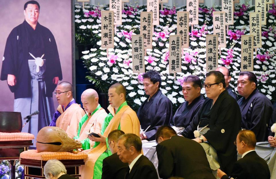 　日本相撲協会の貴乃花理事（奥中央）らが参列し、営まれた北の湖前理事長の一周忌法要（代表撮影）