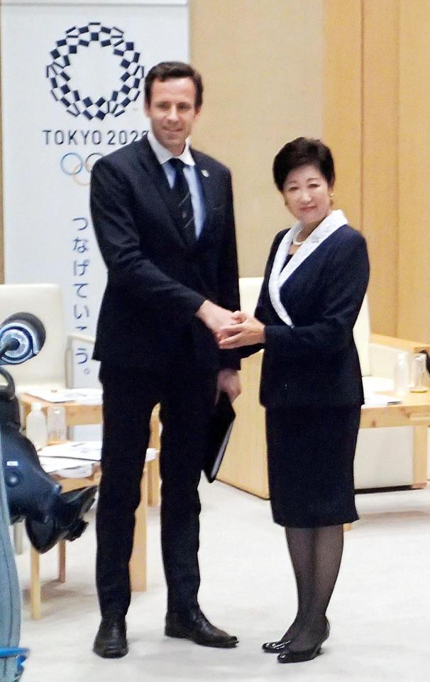 小池百合子都知事（右）と会談した国際ボート連盟ローランド会長