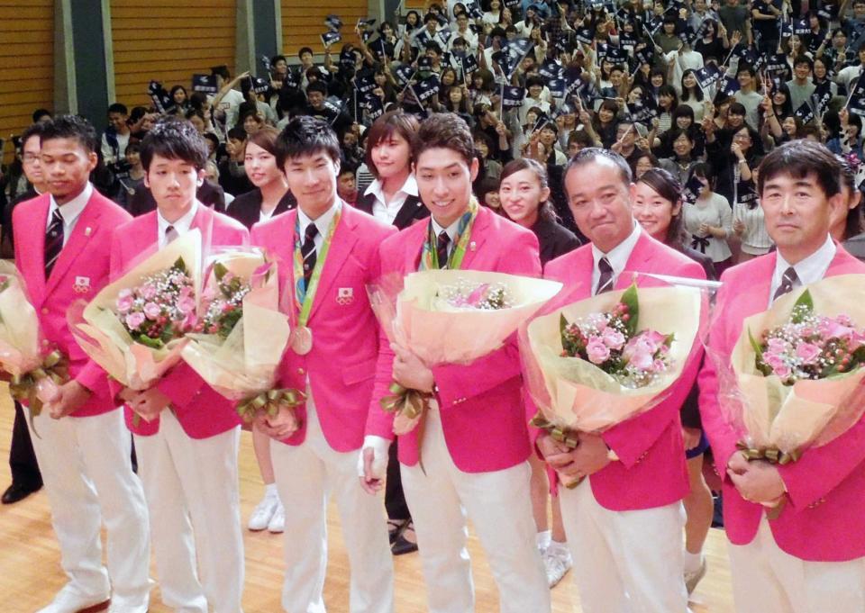 　リオ五輪の報告会に参加した萩野公介（中央右）、桐生祥秀（同左）ら