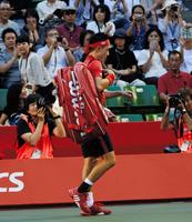 第１セット、途中棄権で会場をコートを去る錦織圭＝有明テニスの森（撮影・三好信也）